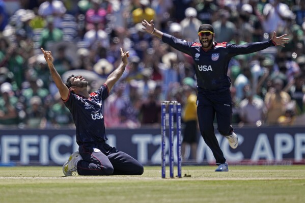 Saurabh Nethralvakar dari Amerika Serikat, kiri, merayakan kemenangan mereka dalam pertandingan kriket Piala Dunia T20 Putra ICC melawan Pakistan di Stadion Grand Prairie di Grand Prairie, Texas, Kamis, 6 Juni 2024. (AP Photo/Tony Gutierrez)
