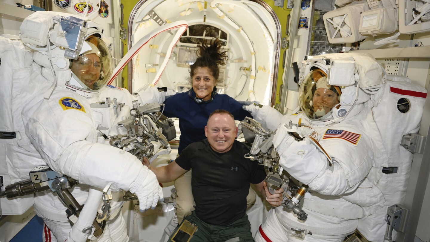 Os astronautas da NASA permanecerão na estação espacial por mais tempo para solucionar problemas da cápsula Boeing
