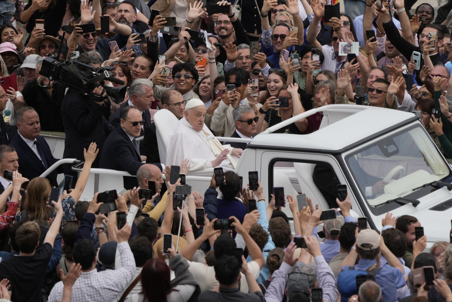 Pope Francis emerges from convalescence on Easter Sunday