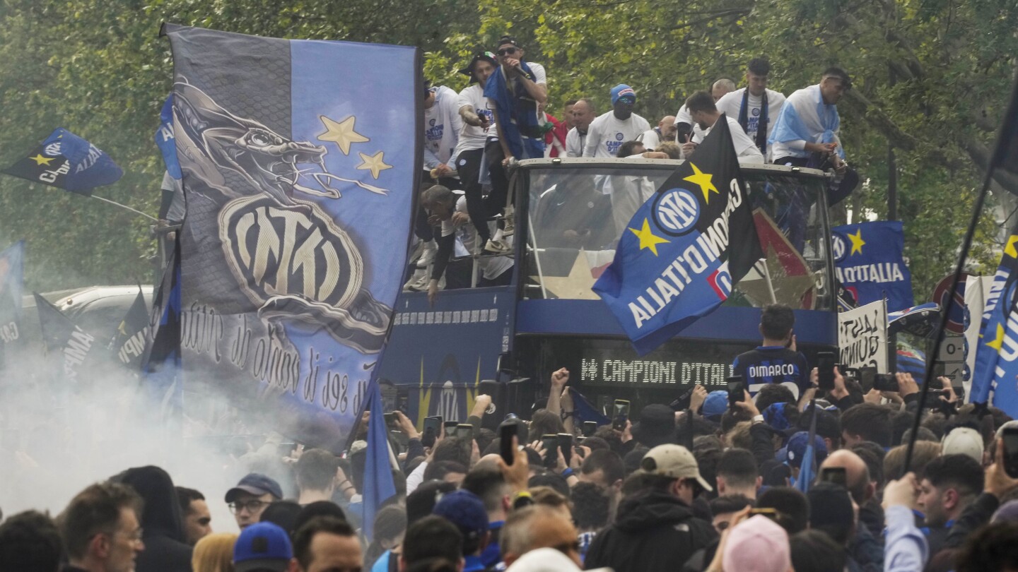 L'Inter festeggia lo scudetto con una sfilata di autobus all'aperto.  Abraham assicura il pareggio della Roma contro il Napoli
