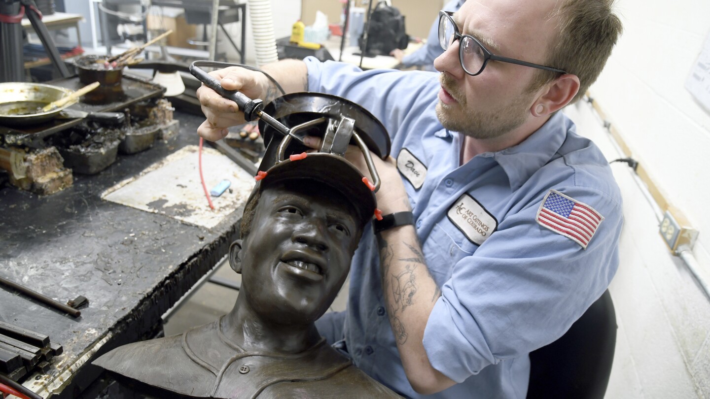 Джаки Робинсън е възстановен в бронз в Колорадо след кражба на статуя от парка в Канзас