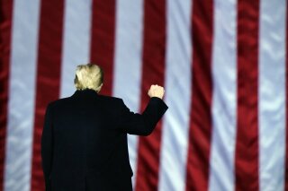 El presidente Donald Trump saluda a simpatizantes en un mitin en apoyo a los candidatos republicanos al Senado Kelly Loeffler y David Perdue en Dalton, Georgia, el 4 de enero de 2021. (AP Fhoto/Brynn Anderson)