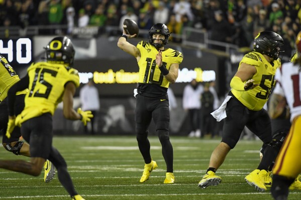 Oregon quarterback Bo Nix (10) throws against Souther California during the second half of an NCAA college football game Saturday, Nov. 11, 2023, in Eugene, Ore. (AP Photo/Andy Nelson)