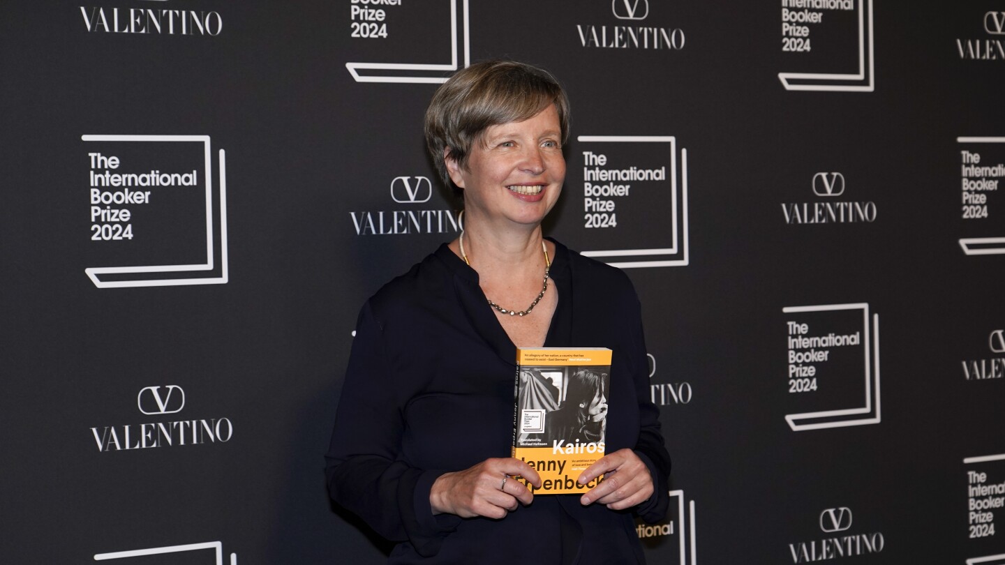 Германската авторка Джени Ерпенбек спечели международната награда Букър за разказ за заплетена любовна афера