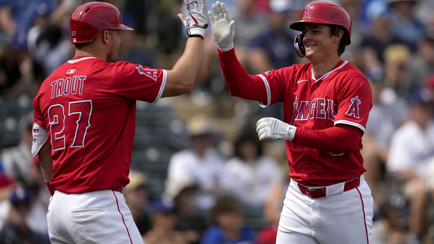 Rockies sign OF Mickey Moniak to $1.25M deal