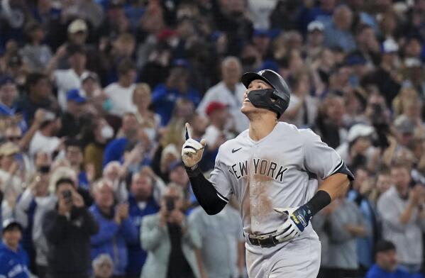 Blue Jays Coach Returns 61st Home Run Ball to Aaron Judge - The New York  Times