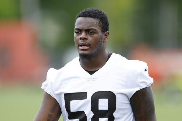 Browns defensive end Alex Wright is learning everything he can