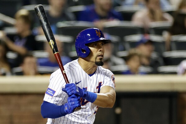New York Mets' Rafael Ortega hits a three-RBI single against the Atlanta Braves during the fifth inning of a baseball game Sunday, Aug. 13, 2023, in New York. (AP Photo/Adam Hunger)