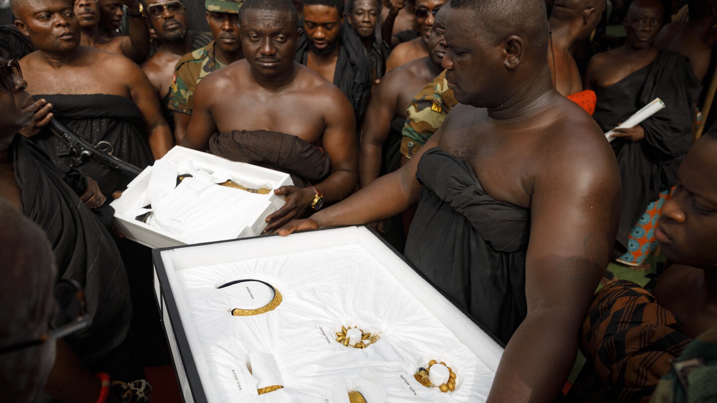 АКРА Гана AP — Седем кралски артефакта плячкосани преди 150