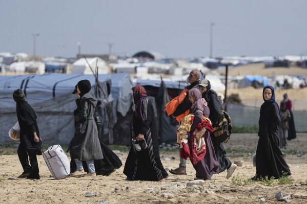 Những người Palestine phải di dời, chạy trốn khỏi Rafah trong bối cảnh các hoạt động quân sự đang diễn ra của Israel sau cuộc tấn công mới của Israel vào Dải Gaza, đến Khan Younis, Gaza, vào Chủ Nhật, ngày 23 tháng 3 năm 2025. (Ảnh AP/Abdel Kareem Hana)