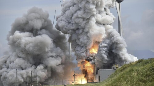 Dym kłębi się, gdy silnik rakiety Epsilon S eksploduje podczas testu w miejscu testowym Japan Aerospace Exploration Agency w Noshiro, Prefektura Akita, północno-wschodnia Japonia, piątek, 14 lipca 2023 r.