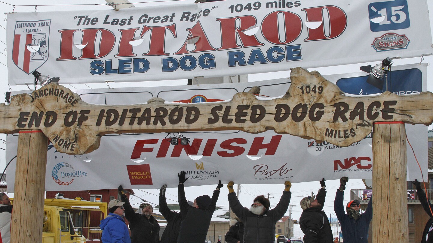 2 кучета загинаха по време на 1000 мили Iditarod, което накара PETA да прекрати състезанието в Аляска