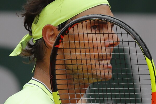 ARCHIVO - En esta foto del 7 de junio de 2019, el español Rafael Nadal hace una mueca durante su semifinal del Abierto de Francia ante Roger Federer (AP Foto/Michel Euler, archivo)