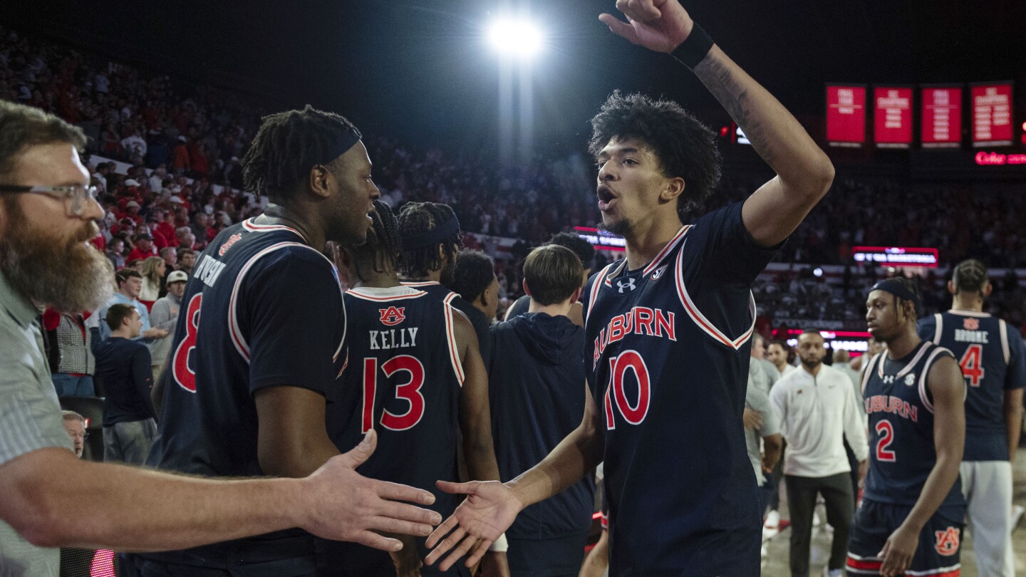 Auburn a unanimous No. 1, Duke now No. 2; Michigan St into top 10, Louisville ends AP Top 25 drought