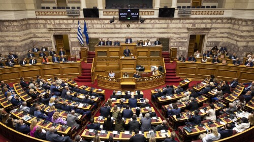 O primeiro-ministro da Grécia, Kyriakos Mitsotakis, se dirige aos legisladores durante uma sessão do parlamento em Atenas, Grécia, sábado, 8 de julho de 2023. O recém-eleito governo grego ganhou um voto de confiança do parlamento, após um debate de tres días.  (Foto AP/Yorgos Karahalis)