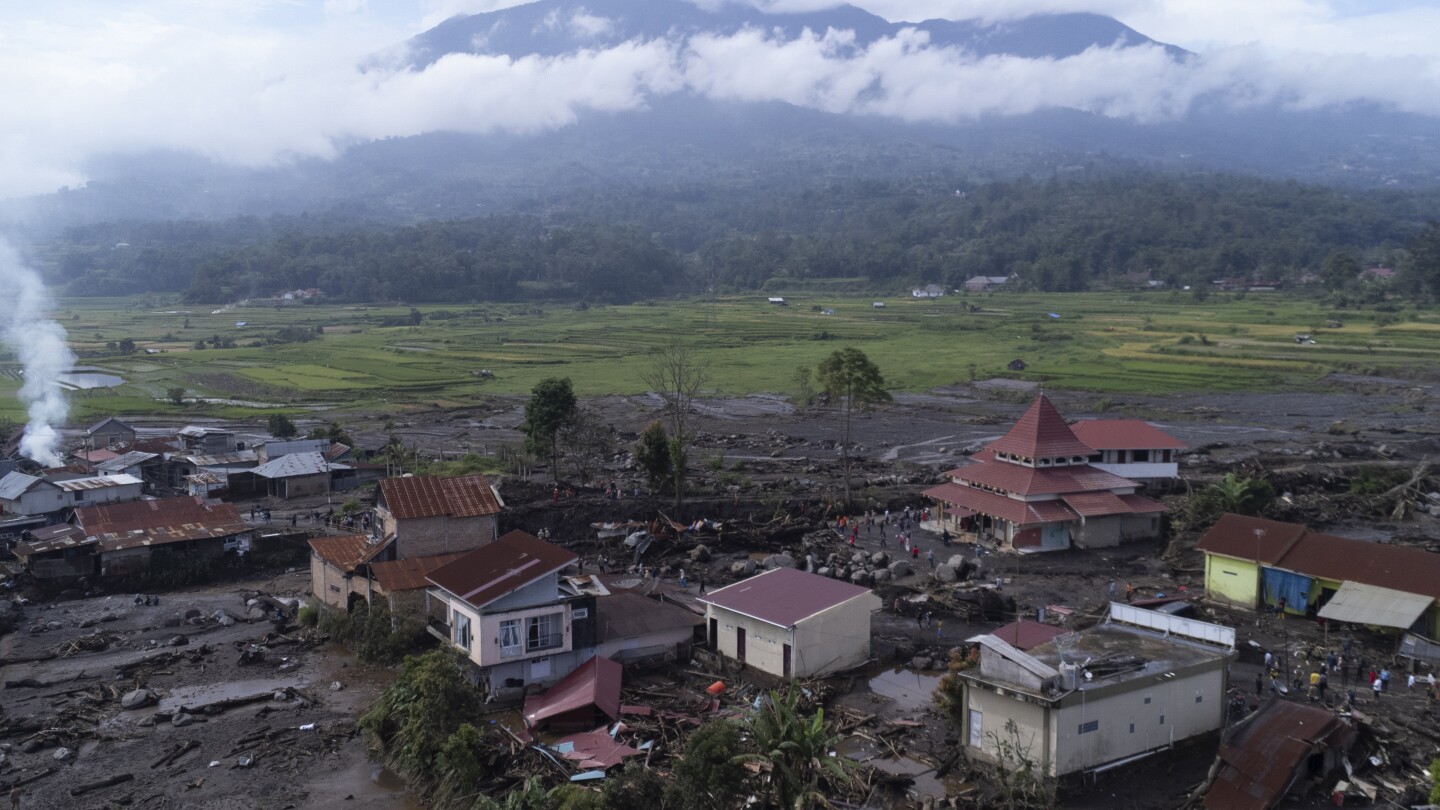 Sturzfluten in Indonesien: Retter durchsuchen Flüsse und Trümmer nach Überlebenden