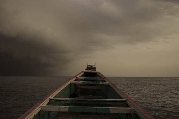 La proue d'une pirogue, un bateau de pêche sénégalais typique qui est également utilisé par les migrants à destination de l'Europe, alors qu'une tempête approche près de Dakar, au Sénégal, le lundi 4 septembre 2023. (AP Photo/Felipe Dana)