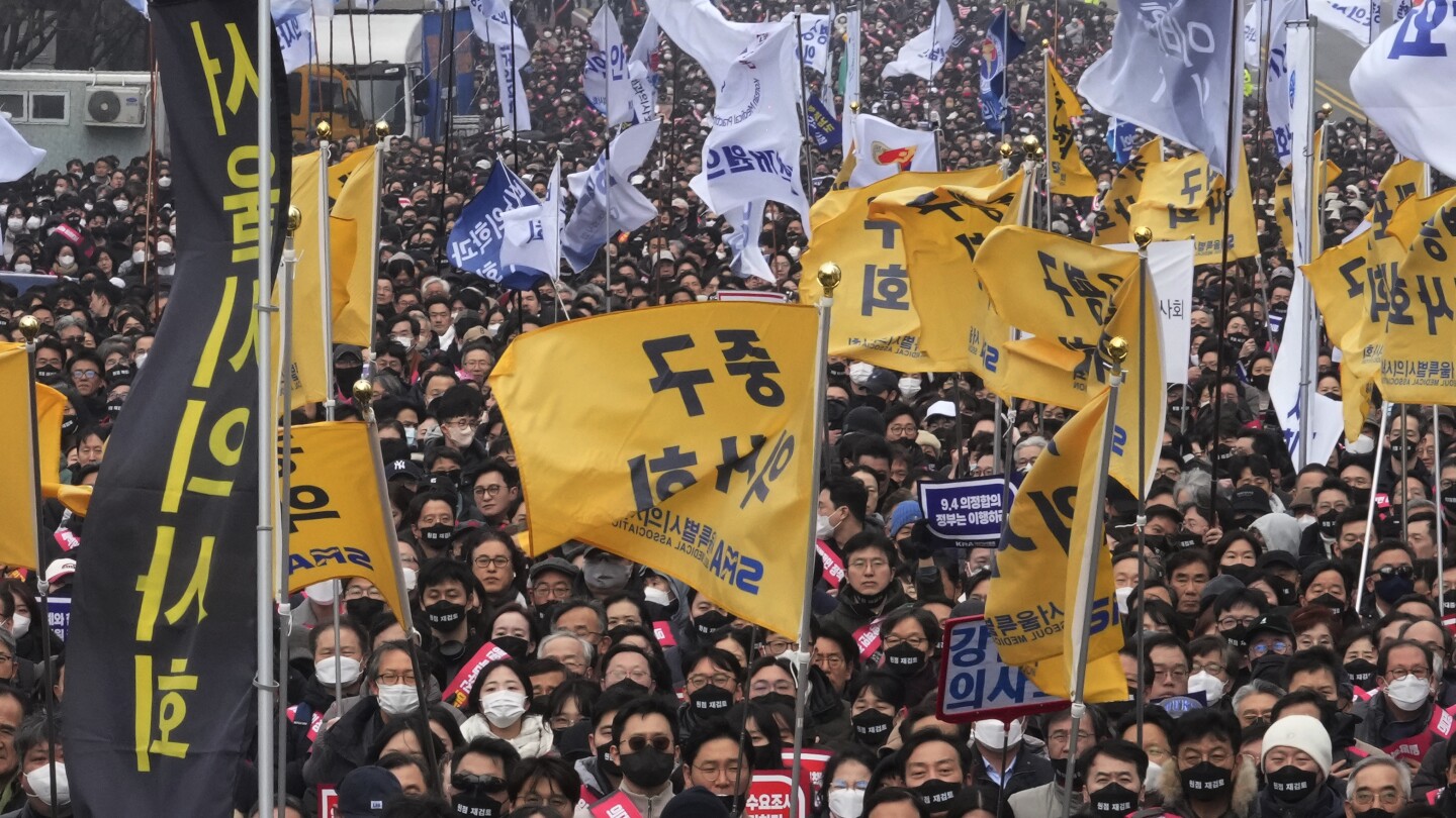 СЕУЛ Южна Корея АП — Хиляди стачкуващи младши лекари в