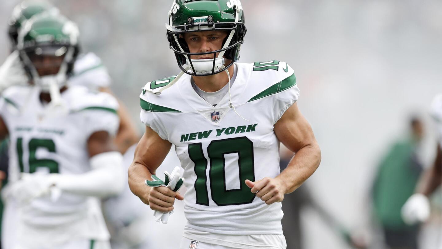 Festive Jets WR Braxton Berrios earning new deal this holiday season