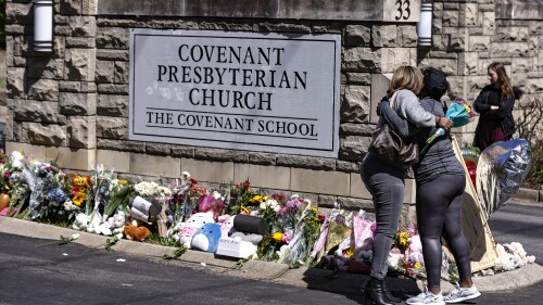 ΑΡΧΕΙΟ - Δύο γυναίκες αγκαλιάζονται μπροστά από ένα μνημείο στην είσοδο του Covenant School Τετάρτη, 29 Μαρτίου 2023, στο Νάσβιλ του Τενεσί. Στο Τενεσί, το αίτημα της αστυνομίας να δημοσιοποιήσει τα γραπτά ενός δολοφόνου σχολείου έχει μετατραπεί σε μια πολύπλοκη, πολυμερή νομική μάχη.  Χωρίς εθνικό πρότυπο για τον τρόπο χειρισμού τέτοιων αρχείων, και οι δύο πλευρές ισχυρίζονται ότι η θέση τους είναι προς το δημόσιο συμφέρον.  (AP Photo/Wade Payne, αρχείο)