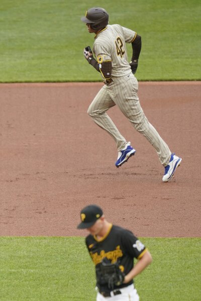 Machado homers, Padres earn split with Pirates in 8-3 win