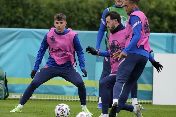 England's Mason Mount, left, and England's Ben Chilwell, second left, during a team training session at Tottenham Hotspur training ground in London, Monday, June 21, 2021 one day ahead of the Euro 2020 soccer championship group D match against Czech Republic. After a positive test for Scotland midfielder Billy Gilmour, Mason Mount and Ben Chilwell have been told to self isolate following "interaction" with Gilmour during England's 0-0 draw with Scotland at Wembley Stadium on Friday. (AP Photo/Frank Augstein)