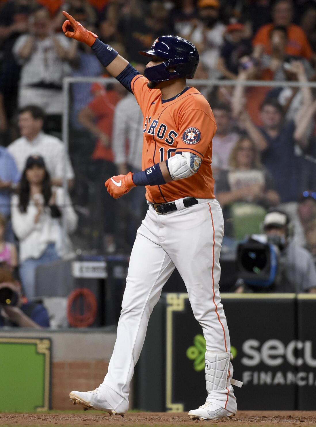 Astros' Carlos Correa progresses to regular batting practice