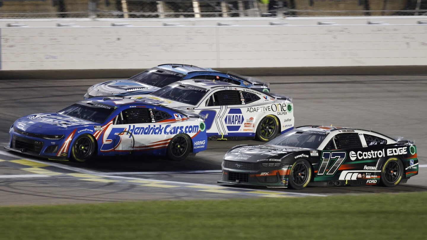Кайл Ларсън и Дени Хамлин, доминиращите пилоти от серията NASCAR Cup, може да имат процъфтяващо съперничество