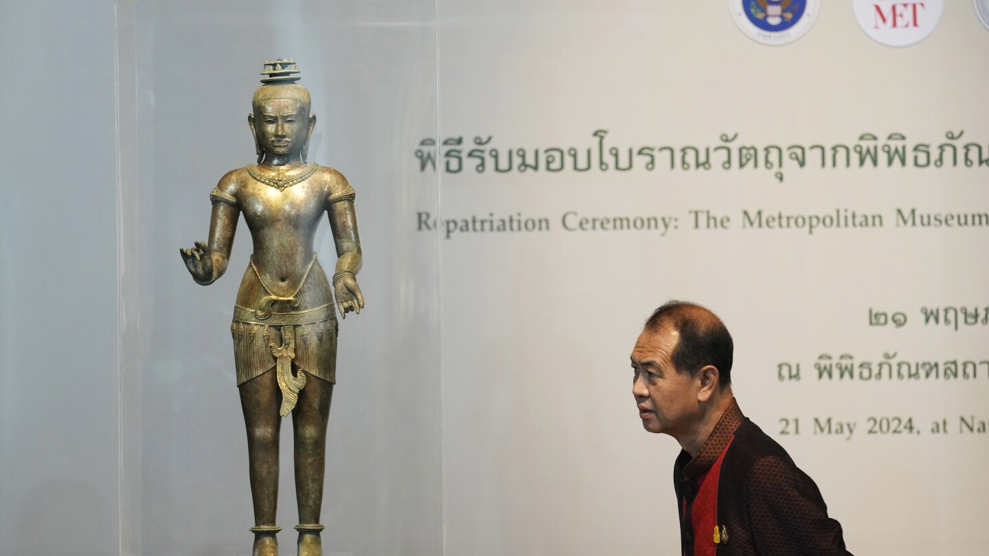 Тайланд приветства връщането на трафикирани антики от музея Метрополитън в Ню Йорк