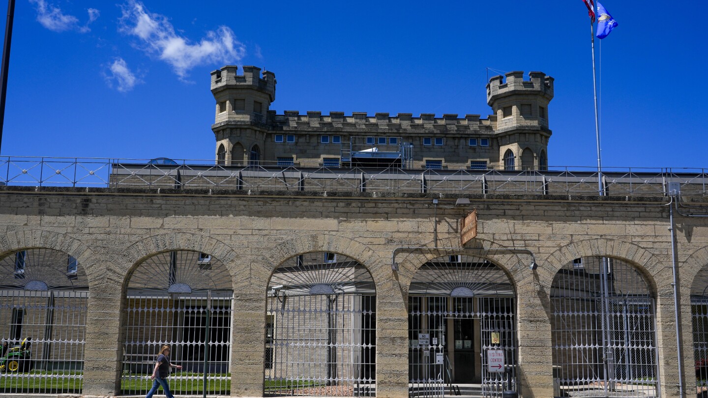 Обвиненията срещу надзирателя и пазачите в подобния на Шоушенк затвор в Уисконсин подновяват призиви за затварянето му