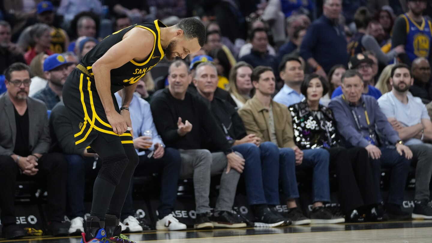 Stephen Curry se blesse à la cheville droite lors de la défaite contre les Bulls